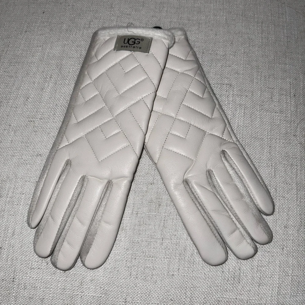 UGG Women's White Quilted Leather Gloves